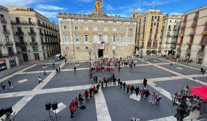 Llaços per la Sida a la Plaça Sant Jaume de Barcelona. Font: Comitè 1r de Desembre – Plataforma Unitària d’ONG Sida de Catalunya