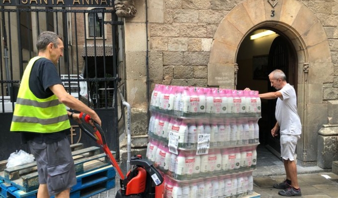 El Banc cels Aliments ha pogut fer arribar un miler de litres de llet a l'Hospital de Campanya de la Parròquia de Santa Anna. Font: Hospital de Campanya