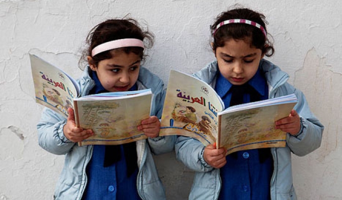Dues noies llegint. Fotografia de la UNESCO. Font: 