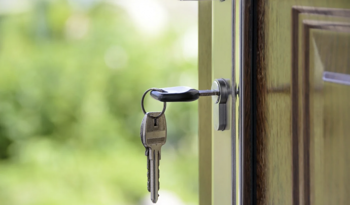 Unes claus introduïdes al pany com a símbol de lloguer d'un habitatge. Font: Pixabay.