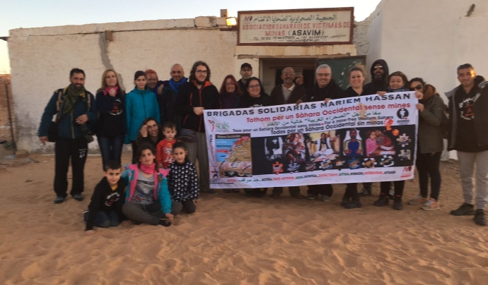 Brigadas Solidarias Mariem Hassan en un campament sahrauí. Font: Marcos Costa
