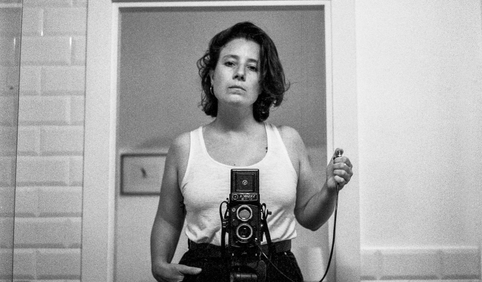 La fotògrafa Lydia Metral presenta la seva exposició 'Els temeraris', la qual aborda la identitat de gènere de joves adults. Font: Las Produ