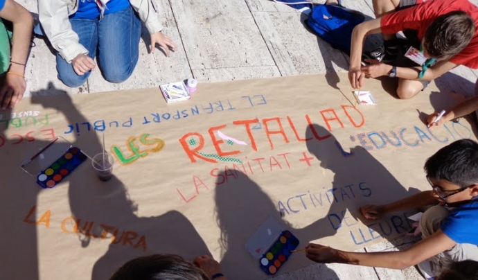 Nois i noies fent un cartell durant la trobada "Macedònia". Foto: MEG Font: 