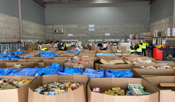 Desenes de persones voluntàries ha fet torns el cap de setmana per classificar els aliments recollits. Font: Banc dels Aliments Barcelona