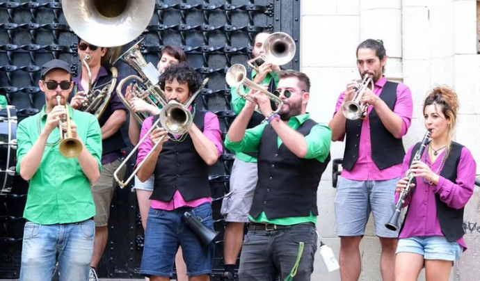 La Barcelona Marching Band serà una de les grans protagonistes del Raval(s) d'enguany amb la seva cercavila de jazz i swing. Font: Fundació Tot Raval. Font: Fundació Tot Raval