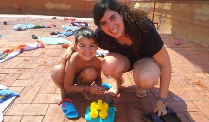 Marta Iglesias de la Fundació La Vinya amb un infant Font: Fundació La Vinya