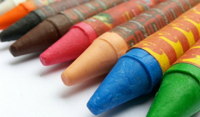 Per fer manualitats no calen materials molt sofisticats. Amb uns llapis de colors i cartolines es poden fer mil i una activitats. Font: Llicència CCO.
