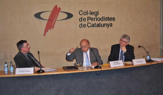 El secretari del Col·legi de Periodistes, Enric Frigola, l'expresident de la Generalitat, Jordi Pujol, i el President de la Fundació Paco Candel, Pere Baltà Font: 