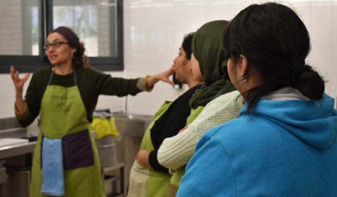 Les participants en el projecte treballen les seves competències culinàries en un ambient de relació intercultural Font: ABD