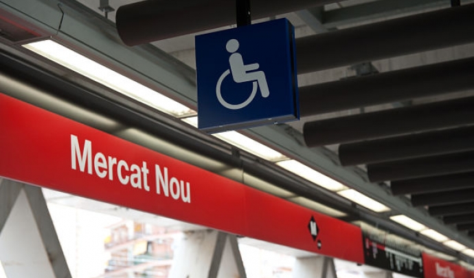 Imatge de l'andana de l'estació de metro Mercat Nou amb un símbol d'accessibilitat. Font: Arxiu TMB