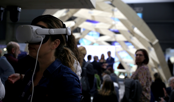 Una persona experimentant amb la realitat virtual davant de les presentacions d'm4Social a l'estand de la Fundació Mobile World Capital. Font: Carla Fajardo Martín