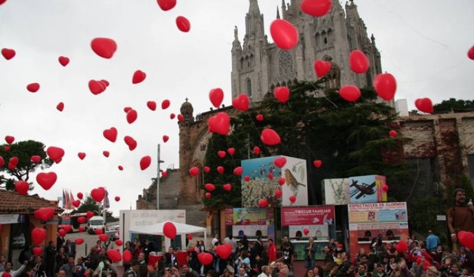 Imatge de l'enlairament de globus en la 21a edició en record als infants que van perdre la vida durant el 2015. Foto: El Periódico.  Font: 
