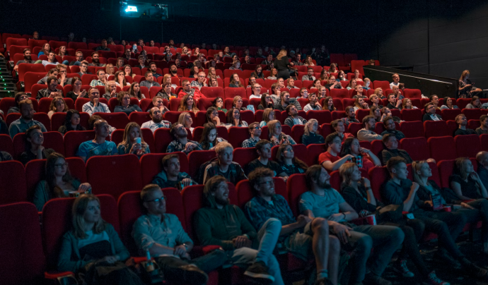 La novetat d'enguany que presenta la Mostra de Cinema de 'Salut, Drets i Acció' és el canvi de localitat: passa a celebrar-se als Cinemes Maldà. Font: Llicència CC Unsplash