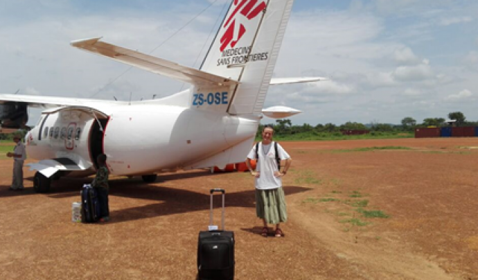 La Victòria Pagès a l'aeroport agafant un avió intern de Ndele a Bangui, a la República Centreafricana.