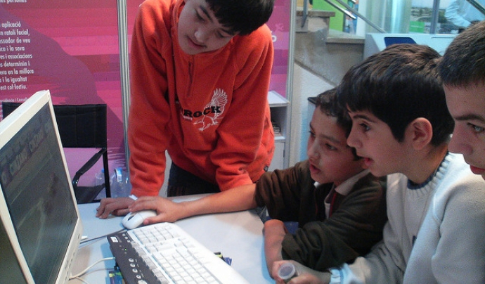 Uns nens fan servir l'ordinador Font: orfeo17 a Flickr