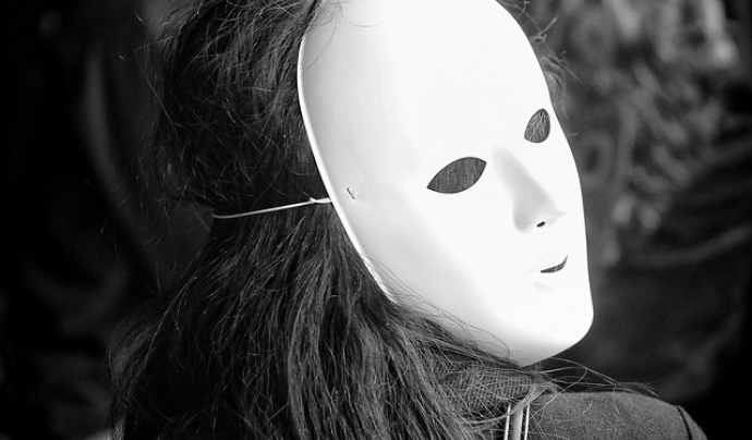 Noia portant màscara blanca_Mait Jariado_Flickr Font: 