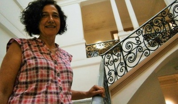 La directora de l'escola a les escales de l'edifici. Font: Zonasec.cat. Autor: Jordi Molina Font: 