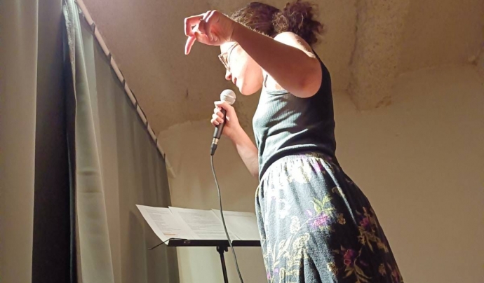 La poeta i acriu Ona Salvat recitant una poesia performàtica sobre Enriqueta Martí. Font: Associació Taller 131