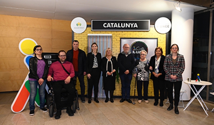 Fotografia de família dels premiats i premiades en els guardons solidaris d'ONCE Catalunya 2022. Font: ONCE Catalunya