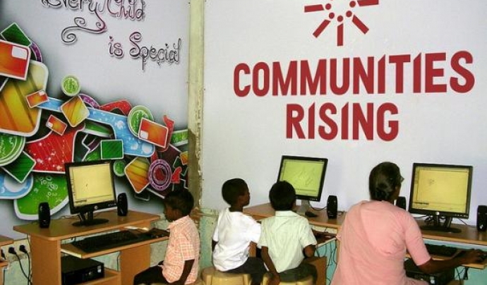 Nens davant d'ordinadors a l'Índia. Font: Communities Rising (flickr.com) Font: 