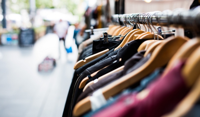 A l’Outlet s’hi pot trobar roba nova de fabricants o confeccionistes locals, de la ciutat de Sabadell, que cedeixen a l'entitat. Font: Llicència CC Pixabay
