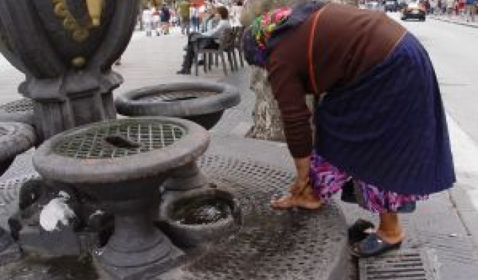 Dona rentant-se els peus a Canaletes. Font: Creu Roja Font: 