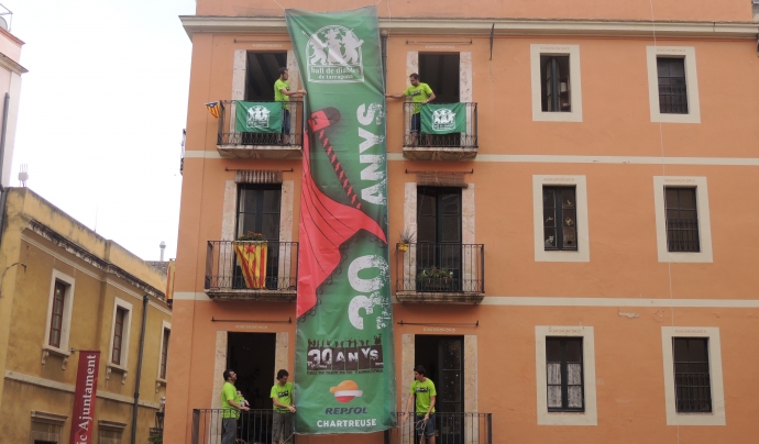 Pancarta commemorativa desplegada a la Plaça de les Cols de Tarragona Font: 