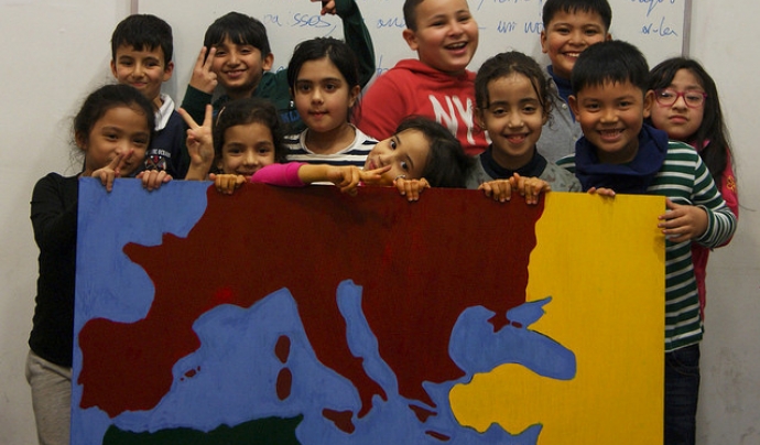 Els nens i nenes que participen al projecte mostren un mapa que han creat Font: 