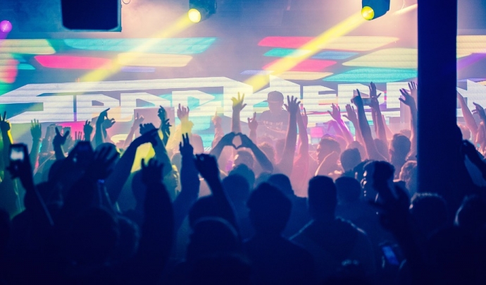 Joves ballant en una discoteca en una nit de festa. Font: Max Pixel