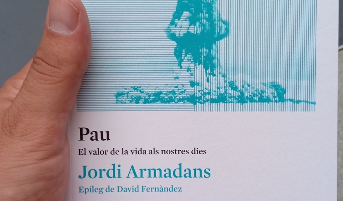 ‘Pau. El valor de la vida als nostres dies’ (Ara Llibres), de Jordi Armadans, fa atenció en les desigualtats i les violències. Font: Ara Llibres