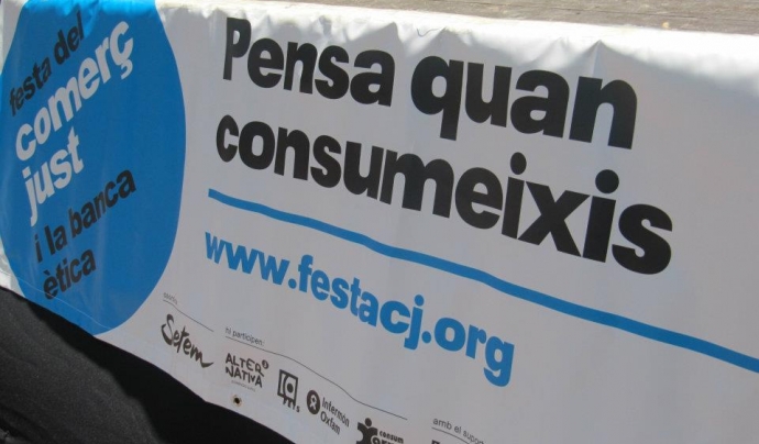 Pancarta de la Festa del Comerç Just: "Pensa quan consumeixis" Font: 