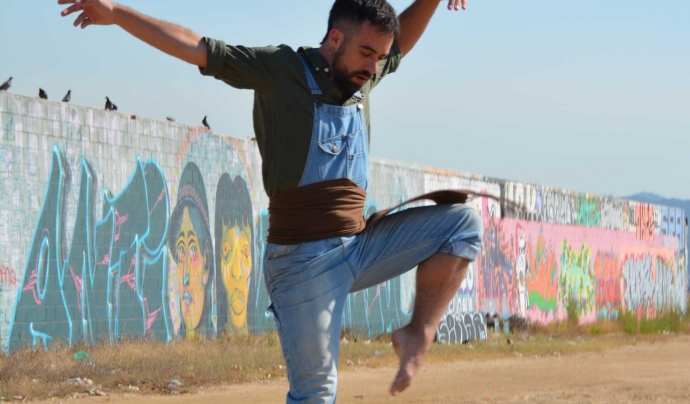 El ballarí i dansaire Pere Seda coreografia i interpreta l’Hereu Riera, una peça de dansa i performativa, a la plaça de la Vila de Sentmenat. Font: Festival Balla Vallès