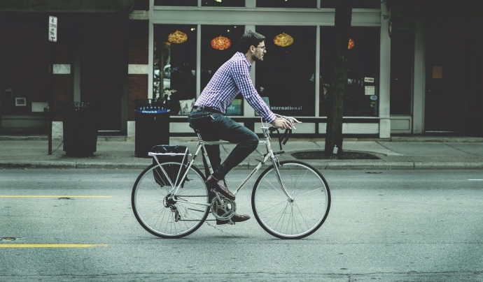La bicicleta és un mitjà de transport saludable i sostenible amb el medi ambient. Font: Pixabay