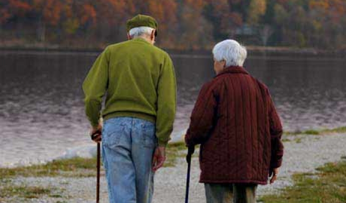 Dues persones grans passejant. Font: Psicologia, coaching i formació