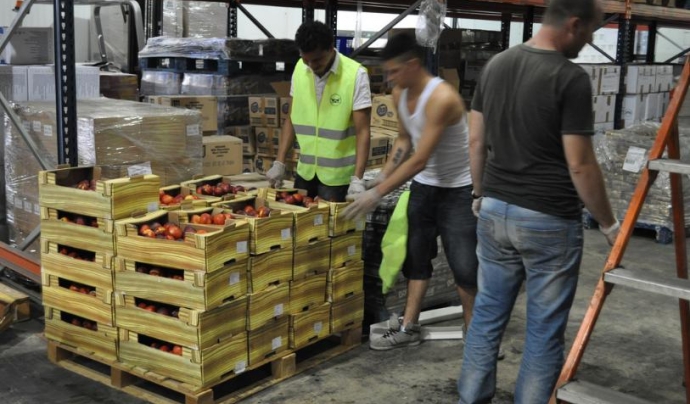 Voluntaris al magatzem de la zona franca. Font: Banc dels Aliments (flickr) Font: 