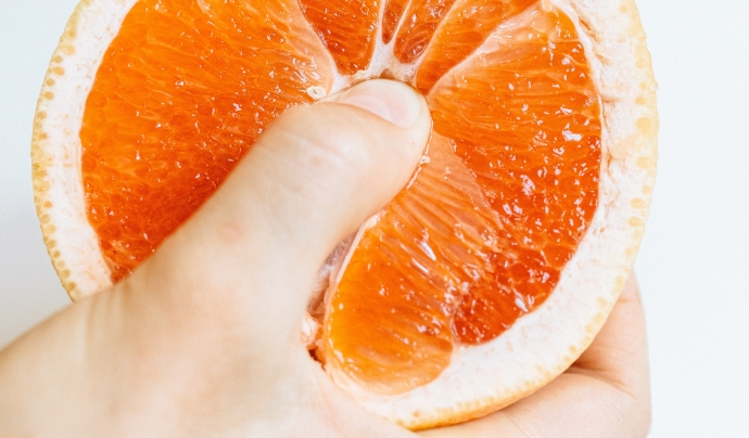 Un dit que frega una taronja com a metàfora visual de l'orgasme femení. Font: Nataliya Vaitkevich (Pixabay)