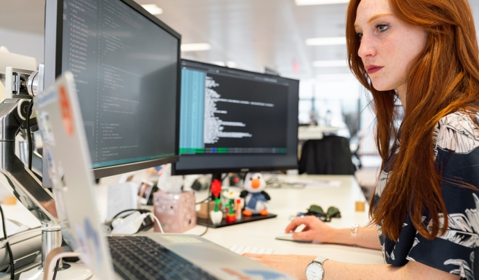 Una dona programant amb diversos ordinadors. Font: ThisIsEngineering (Pexels)