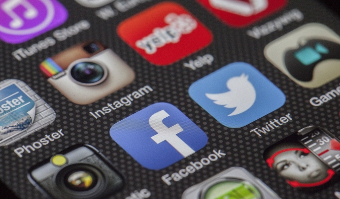La pantalla d'un telèfon mòbil amb icones de xarxes socials com ara Twitter. Font: Thomas Ulrich (Pixabay)