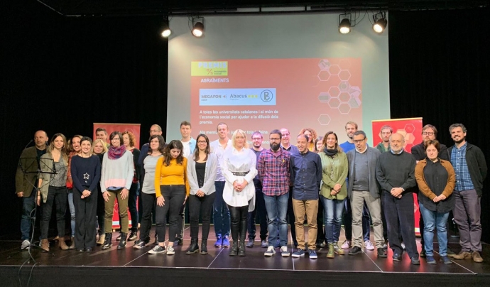 Foto de família de guanyadors i organitzadors dels Premis Economia Social 2019 Font: La Centraleta