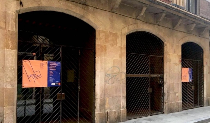 Cartell del programa 'Local local' a la façana d'un baix de protecció oficial Font: Ajuntament de Barcelona