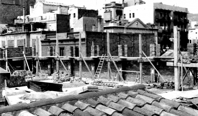 Imatge de la construcció de la pista de bàsquet a Lluïsos l'any 1962