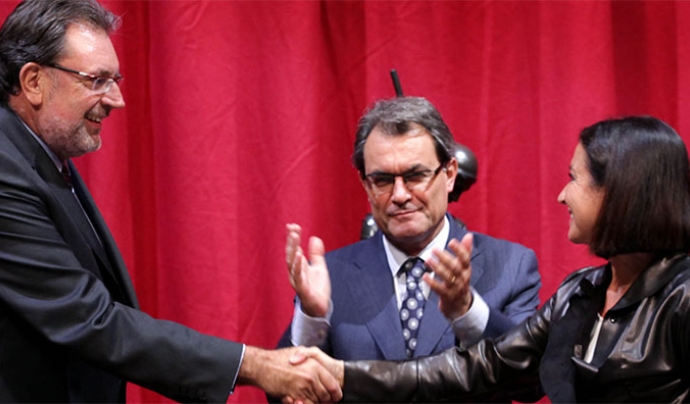 Cleries i Guiteres es donen la mà de Mas després de la signatura del Pla Font: 