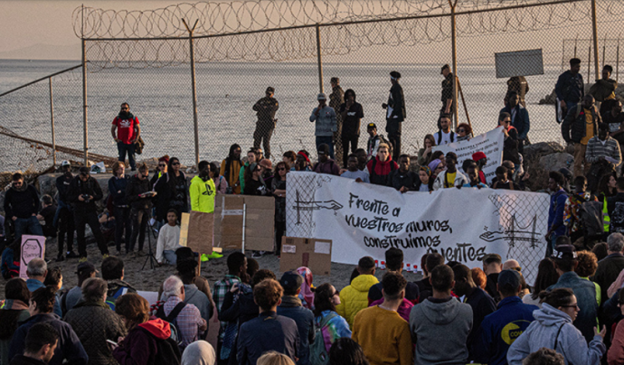 Quinze persones van morir ofegades a la platja de Tarajal, a Ceuta intentant creuar des del Marroc.  Font: APDHA