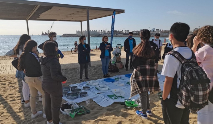 L'objectiu principal del projecte és canviar la visió del litoral que tenen les joves, per trobar solucions i propostes de millora de la zona. Font: Anèl·lides Serveis Ambientals Marins