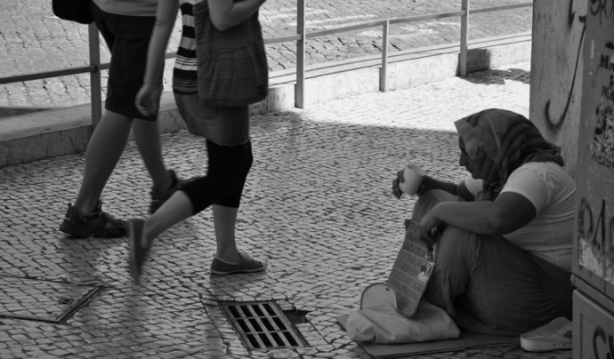 Una dona demanant en un carrer de Lisboa. Font: Wikimedia Font: 