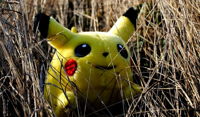 Pikachu amagat en un bosc. Font: Sadie Hernandez, Flickr