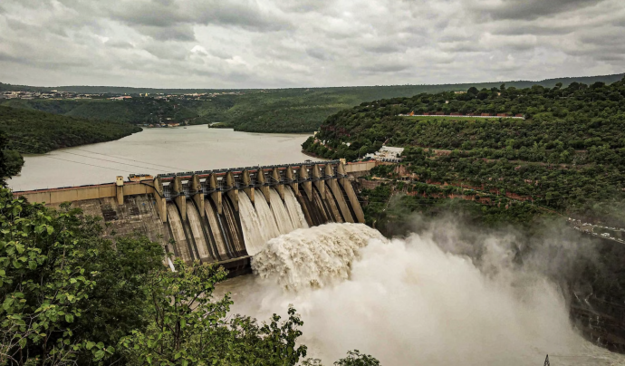La construcció de centrals hidroelèctriques també és una de les problemàtiques que més afecten les comunitats, les quals pateixen vulneracions dels drets humans. Font: Llicència CC Unsplash