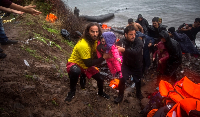 Socorristes voluntaris efectuant tasques de salvament a Lesbos Font: 