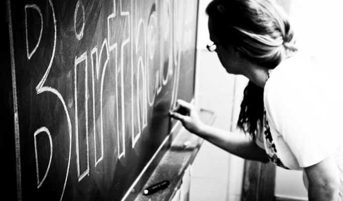 Una professora escrivint a la pissarra. Font: susivinh (flickr.com) Font: 