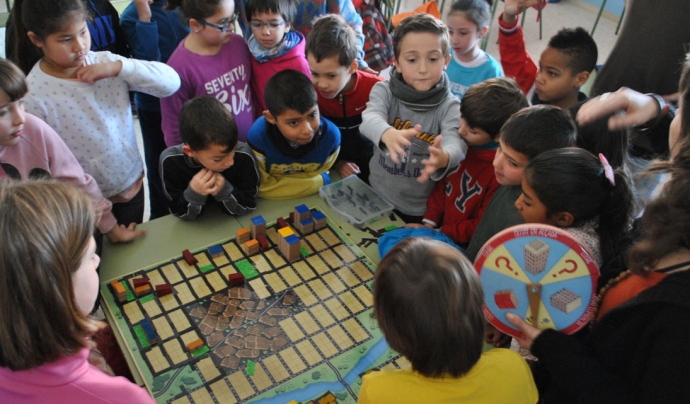 Un grup d'infants participen al taller educatiu de pedagogia urbana, en el qual s'utilitza com a material principal una maqueta d'una ciutat Font: Urbanins